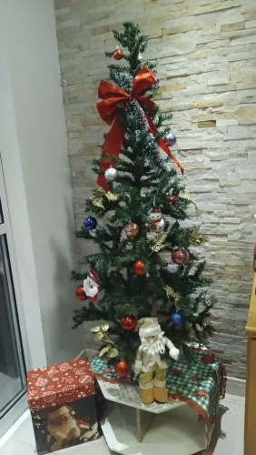 Árvore De Natal Completa 1,60m Com Enfeites E Base Decorada