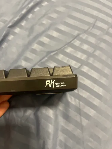 Teclado gamer mecânico da Royal Kludge 60% sem fio Rgb de cor unica.