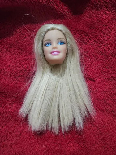 Cabeça de boneca barbie
