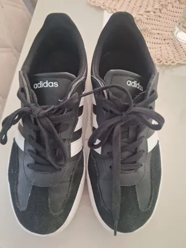 Tênis adidas