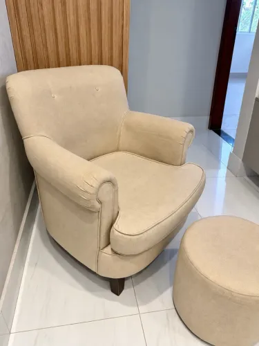 Poltrona de amamentação com puff