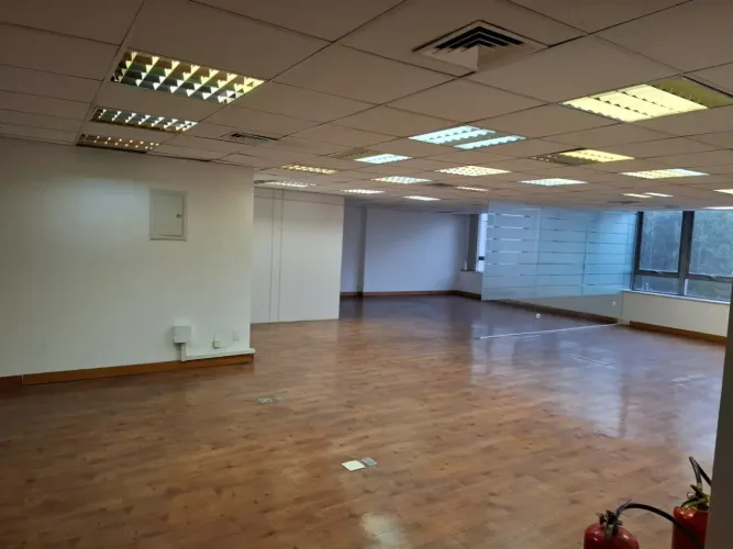 EXCELENTE SALA NO BAIRRO DA GLÓRIA