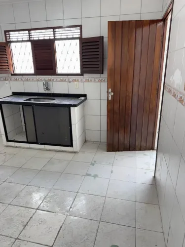 Casa ampla e com 03 quartos