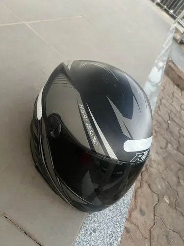 Vende-se capacete na caixa