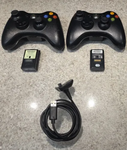 Kit Xbox 360 - 2 Controles Originais + Cabo + Baterias