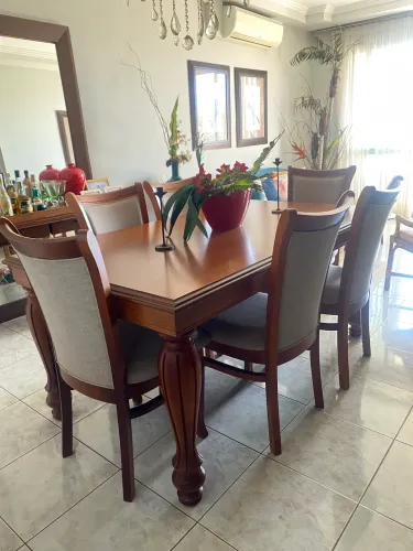 Vendo sala de jantar super conservada mod. Clássico, muito linda