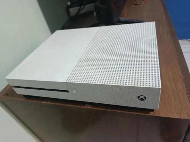 Xbox One S 1tb + 4 Jogos (gta V, Red Dead 2, Cyberpunk) - Sem Controle