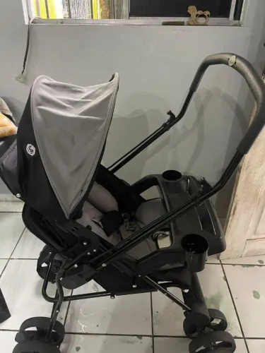 Vende-se carrinho de bebê, usado apenas uma vez.
