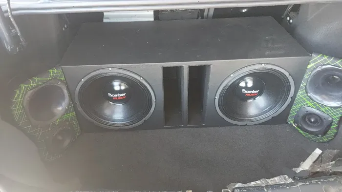 Vendo caixa nova 2 bomber rush 1000 rms cada