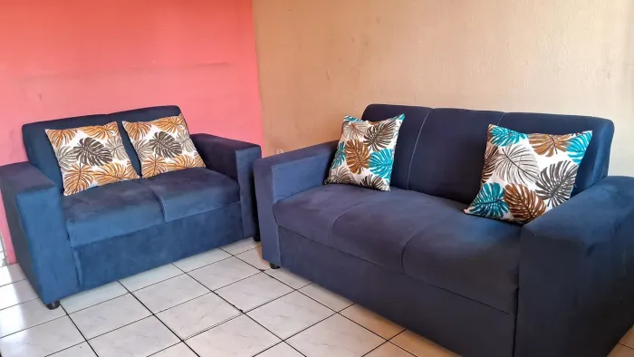 Vendo sofá de 2 e 3 lugares + 4 almofadas e + 2 capas