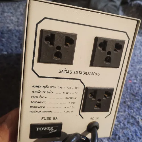 Estabilizador powerline 1000Va. Entrada 90/135v. Usado.Com saída 3 tomadas