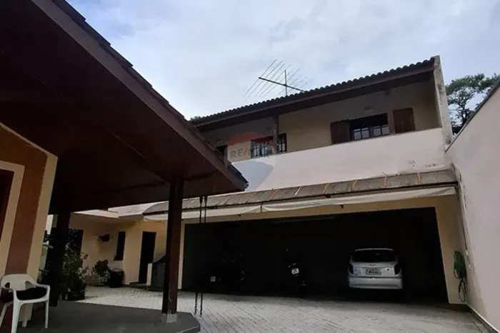 Casa de Condomínio com 5 Quartos e 4 banheiros à Venda, 500 m² por R$ 2.550.000,00