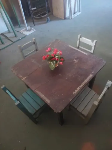Jogo de mesa com 4 cadeiras (Infantil)