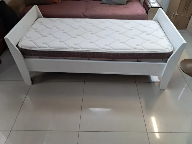 Torrando...Minicama com colchão de molas ensacadas praticamente novos!