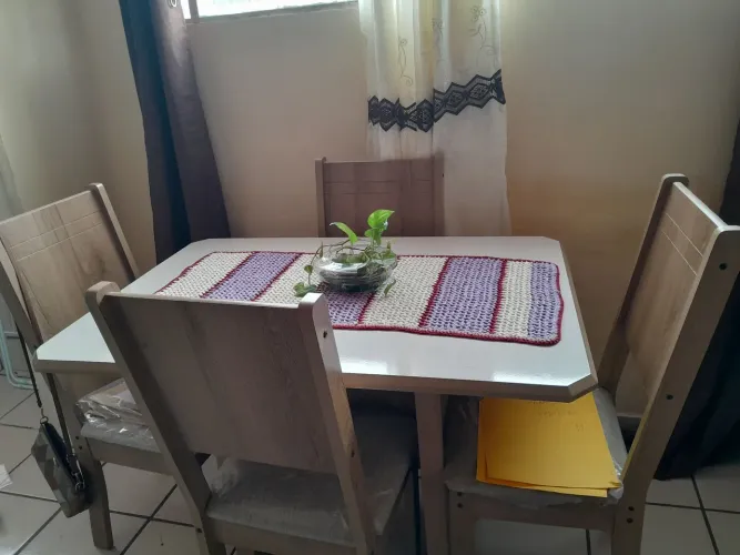 Mesa com quatro cadeiras 