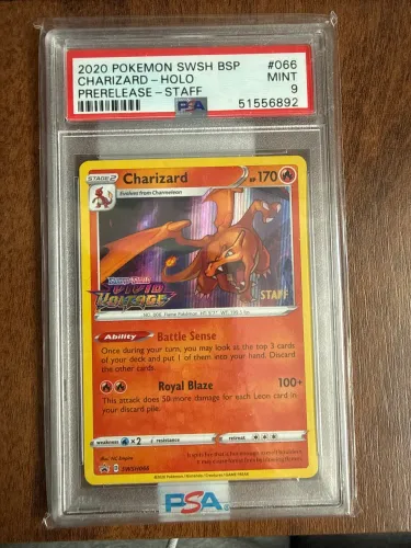 Pokemon carta Charizard SWSH066 SWSH Promo Holo Prerelease Staff PSA 9 inglês