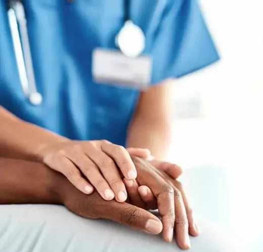 Presto serviço de cuidados a pacientes idosos e crianças no âmbito domiciliar