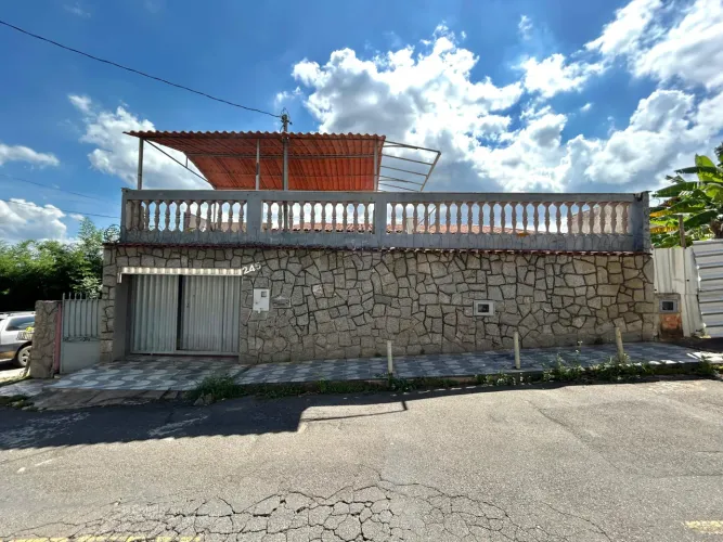 Casa de 03 quartos com 01 suíte no Bom Pastor