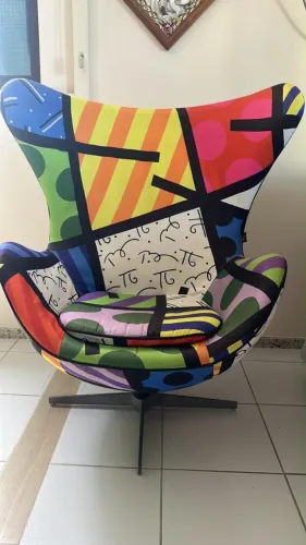[EXCLUSIVA] Poltrona Egg Romero Britto - Relíquia de Design (Estado de Colecionador)