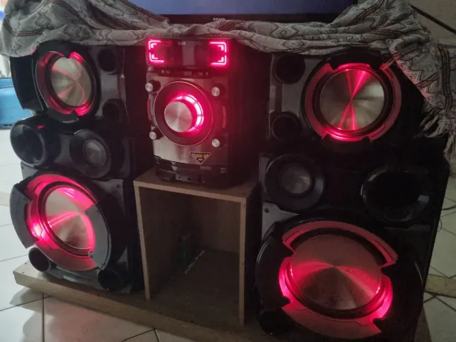 Vendo um som LG CM 95 30. Atenção o display apagou mas tudo funciona 