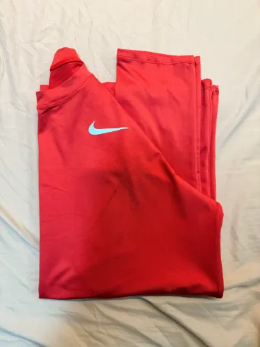 Camisa UV manga Nike G - vermelha - R$50