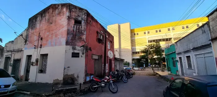 CASA COM 50m LOCALIZADA PRÓXIMA AO CENTRO FASHION