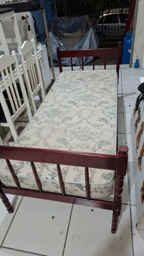 Vendo cama solteiro em madeira maciça leia