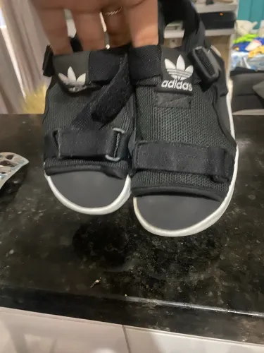 Sandália adidas 28/29