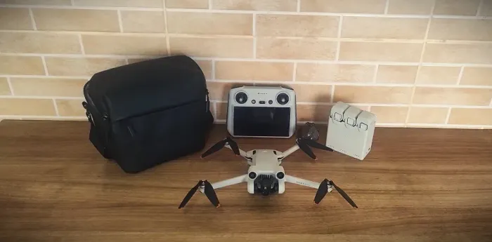 Drone DJI Mini 3 Pro com Tela Fly More, 3 baterias, Hub, Bolsa
