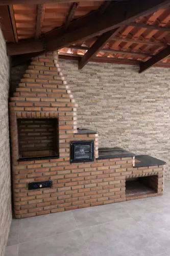 Churrasqueira de tijolinho com fogão de lenha e forno em alvenaria