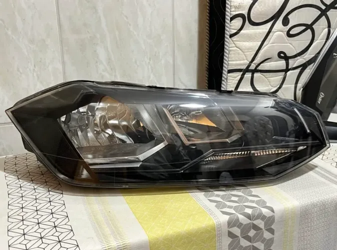 Farol dianteiro direito - Original Arteb Vw Polo 21/22 fixações quebradas.