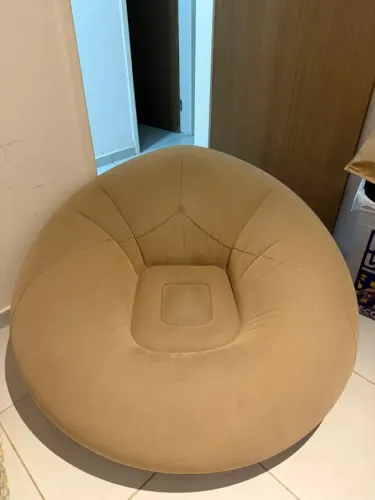 Uma grande poltrona inflável tipo "puff" feita de PVC