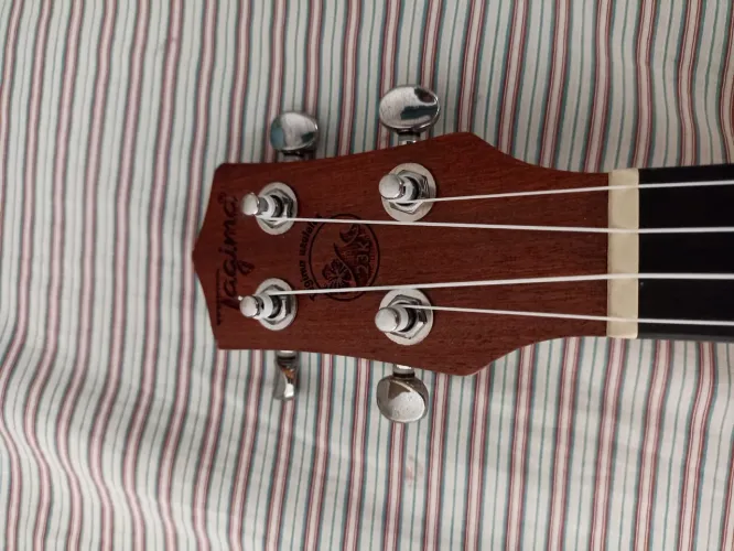 Ukulele Tagima praticamente novo
