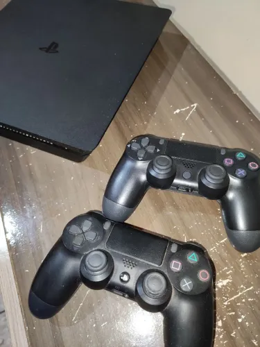 PS4 SLIM SUPER NOVO COM DOIS CONTROLES 