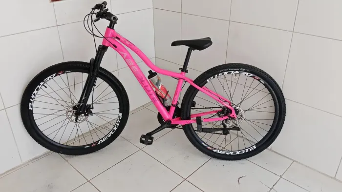 Vendo uma linda bicicleta aro 29 com 21 marcha quadro de alumínio super leve (com nota )