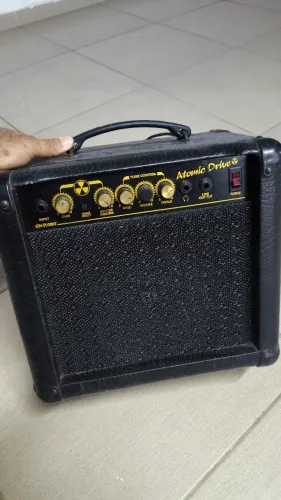 VENSE-SE UM CUBO DE GUITARRA E UM CUBO DE CONTRA-BAIXO