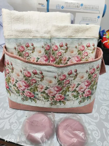 Kit de Lavabo Decorado com Rosas e Renda