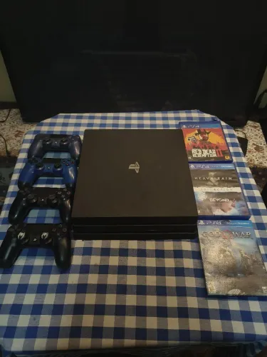 Ps4 pro, que vem 4 controles e 6 jogos por um belo preço