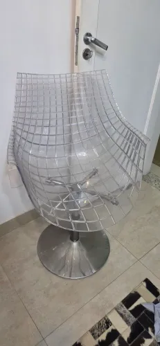 Cadeira de acrílico con defeito.