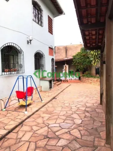 SÃO DUAS CASAS NO LOTE, GARAGEM NA LATERAL PARA 04 CARROS, JARDIM NA FRENTE, QUINTAL COM P