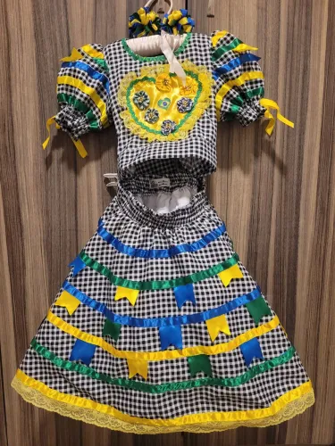 Conjunto junino com as cores do Brasil. Veste de 5 a 8 anos. Forrado e com armação