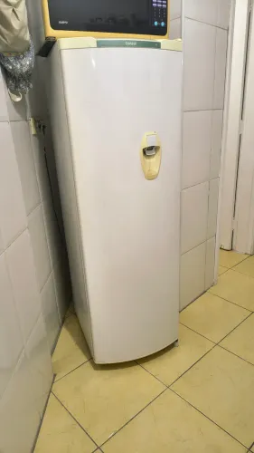 Vendo geladeira pequena