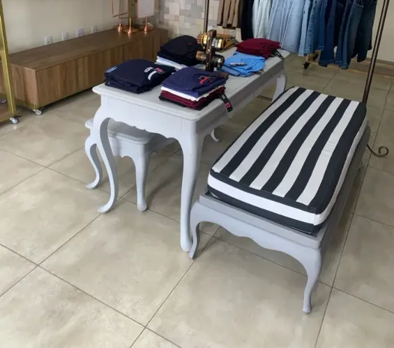 Kit Mesa e bancos de centro para boutique - Móveis Clássicos de luxo