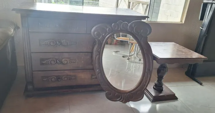 Conjunto com cômoda + espelho entalhado + mesa de centro em madeira maciça 