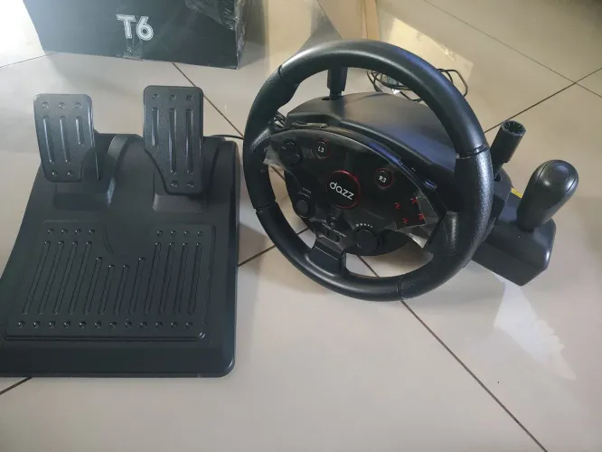 volante gamer Dazz T6 voltado para simuladores de corrida
