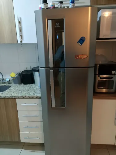 Geladeira Eletrolux com frezer 