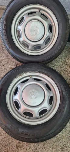 Rodas originais aro 13 com calotas e pneus