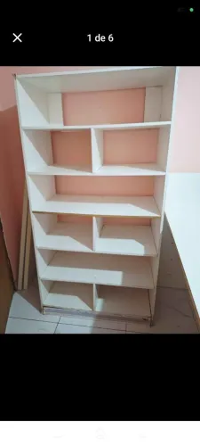 Prateleira com várias divisórias