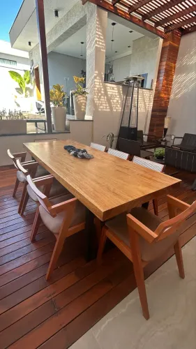 Mesa de madeira maciça