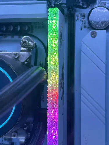 1 memória ram juhor 6800mhz, edição limitada.